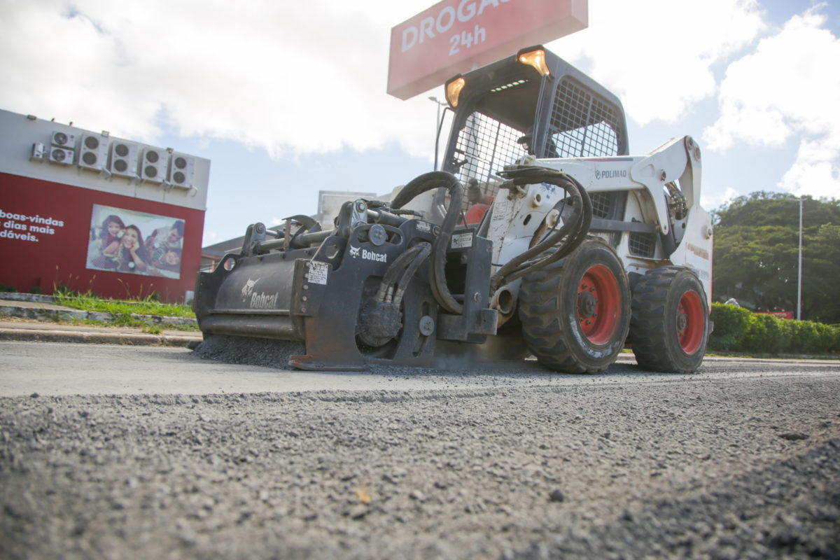 Avenida L2 Sul passa por manutenção asfáltica